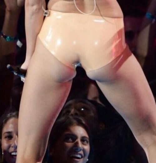 Miley Cyrus nude desnuda xxx hot pics video porno  (8)