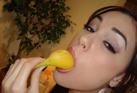sasha grey comiendo un platano por su boca y vagina