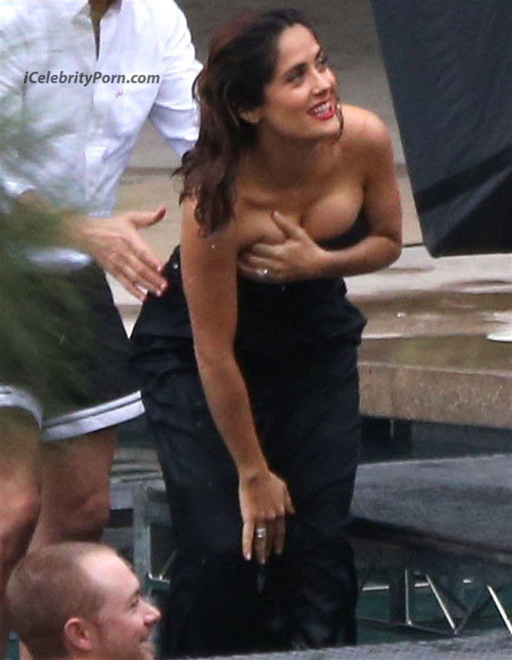 Salma Hayek desnuda-mostrando-tetas-playa-abierto-hasta-amanecer-xxx-sexo-cogiendo