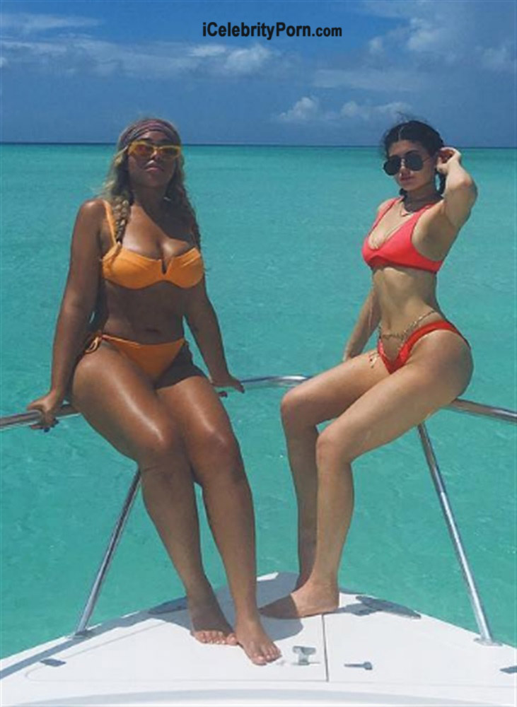 Sensuales Fotos de Kylie Jenner en Bikini disfrutando de la Playa