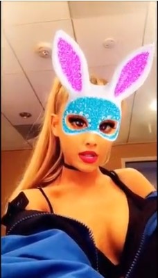 Ariana-Grande-se-desnuda-en-un-video-xxx-tetas-fotos-porno-video-filtrado-sin-censura
