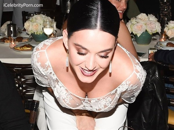 Katy Perry muestra sus tetas 