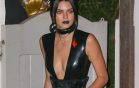 Kendall Jenner foto xxx vestida de cuero negro con un collar lista para ser ultrajada a tu voluntad